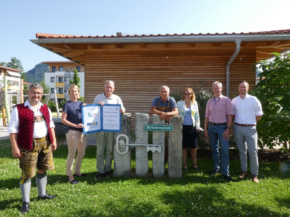 LEADER-Projekt Senioren bauen Brücken in Brannenburg startet mit Bescheidübergabe
